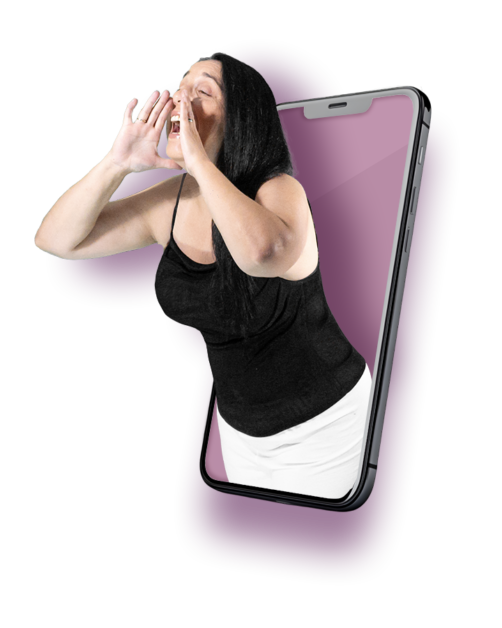 Ejemplo de UGC en español, mujer gritando con las manos en la boca saliendo de un smartphone