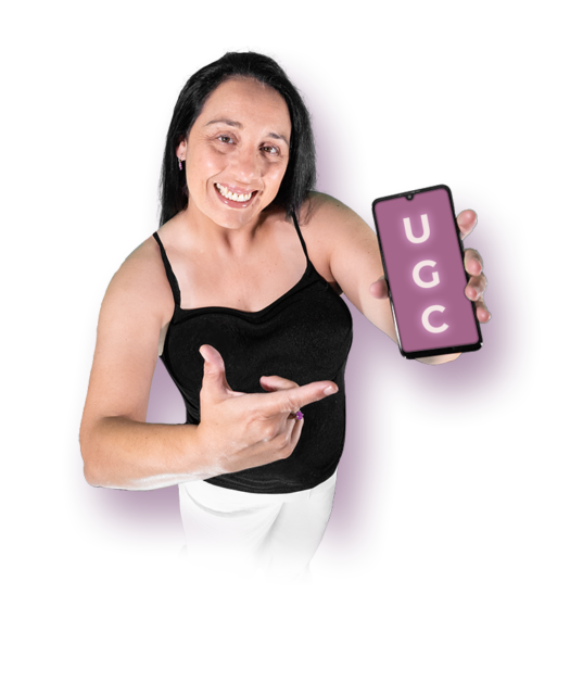 Vanessa Páez, creadora de contenido UGC en español mostrando un móvil